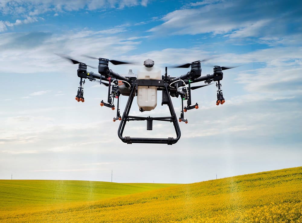 Dron volando en el campo